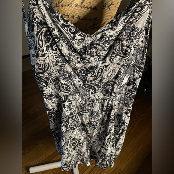 NWT Forever 21 shorts romper. Sz L One piece with shoulder ties.Black & White - Picture 6 of 6